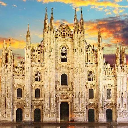 Walking To The Duomo From A Luxury Penthouse Apartamento Milão