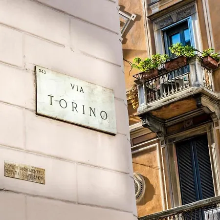 Walking To The Duomo From A Luxury Penthouse Apartamento